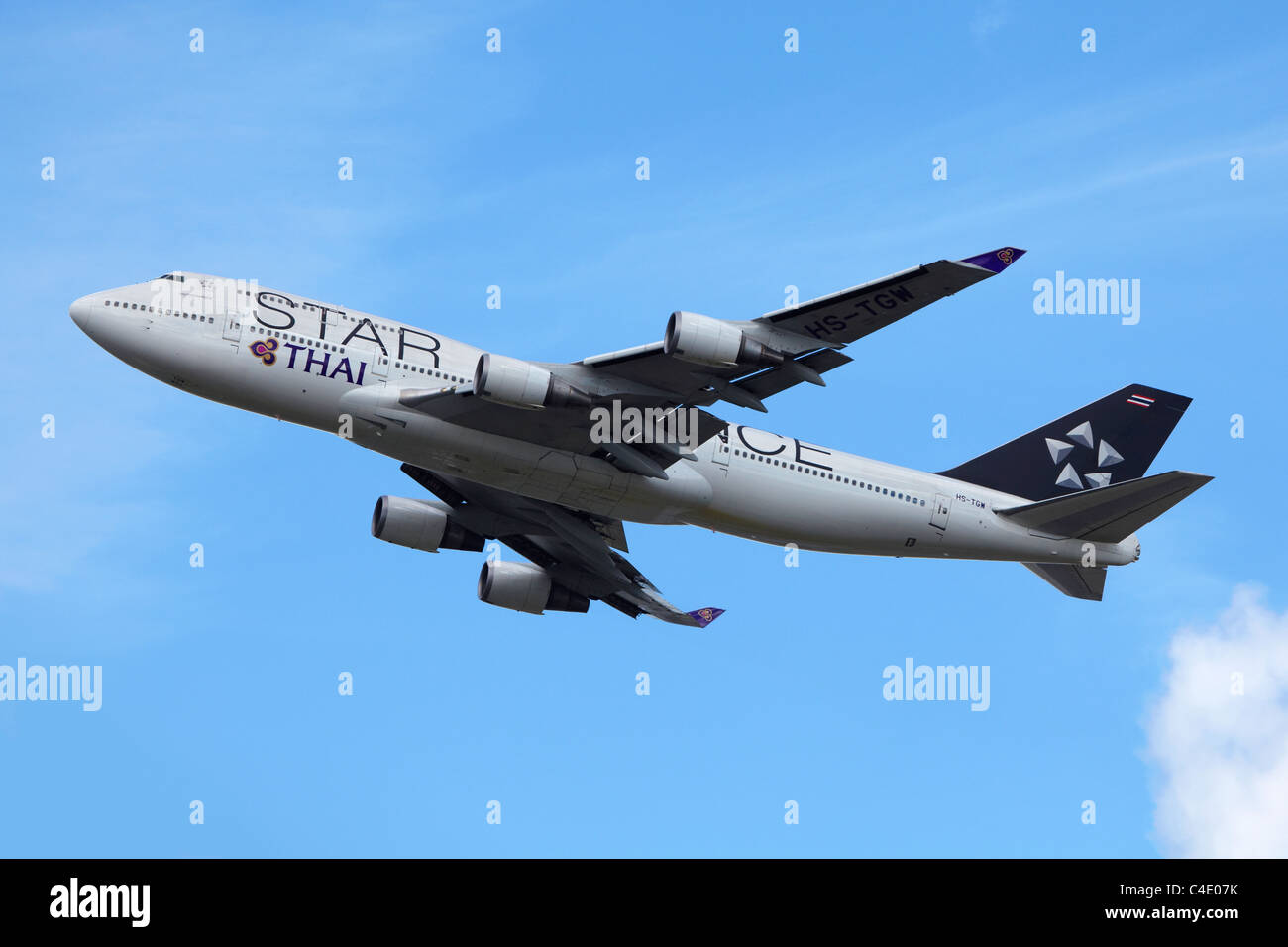 Thai Airways Star Alliance 747 jumbo jet à l'aéroport Heathrow de Londres  Photo Stock - Alamy