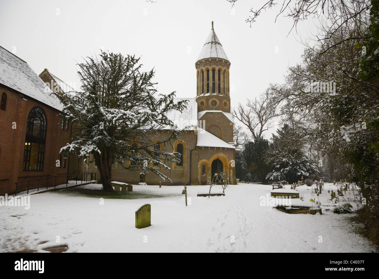 L'église St Mary vierge en hiver à Burghfield Banque D'Images
