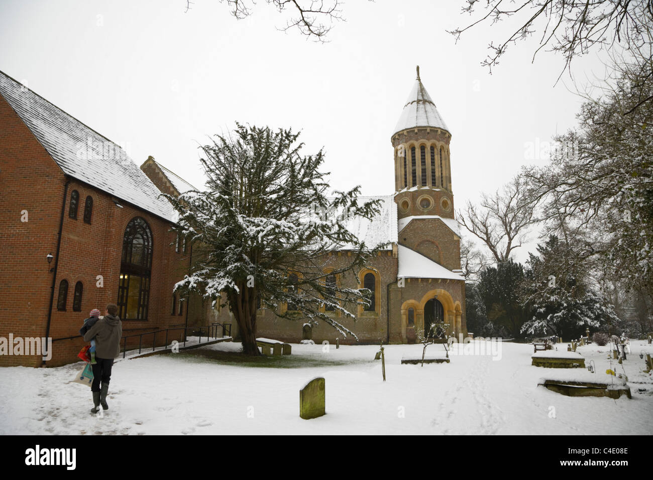 L'église St Mary vierge en hiver à Burghfield Banque D'Images