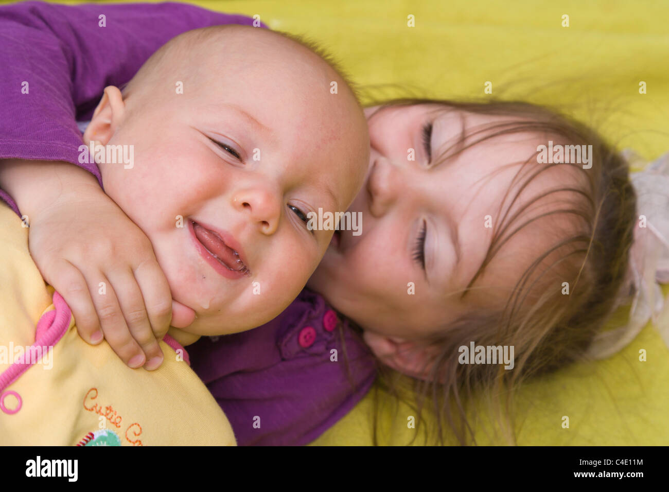 7 mois et 4 ans soeurs jouer ensemble Banque D'Images