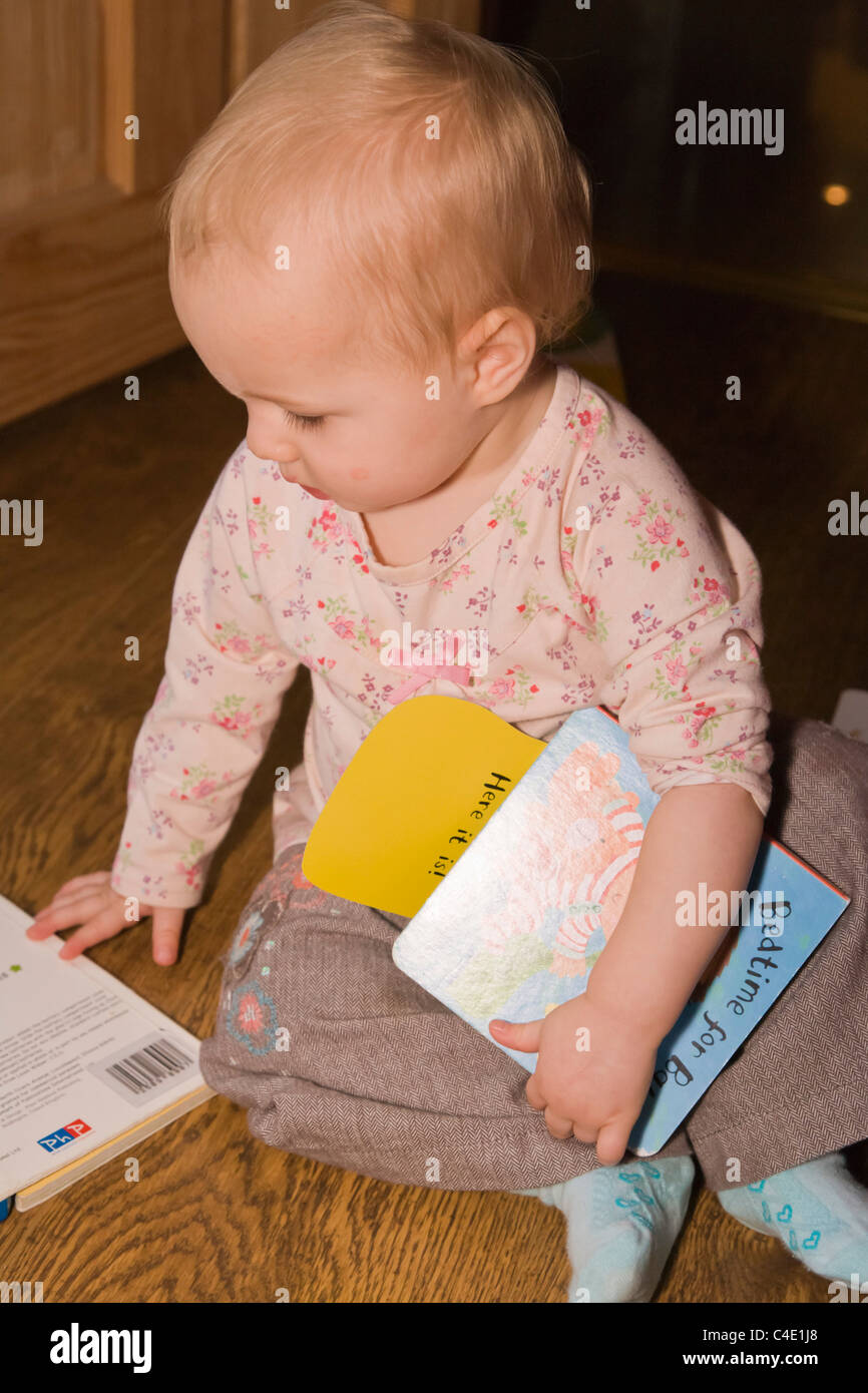 1 ans, fille d'essayer de lire Banque D'Images