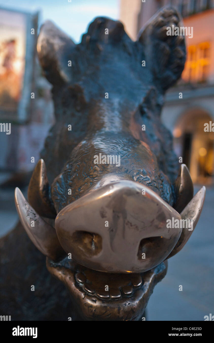 Une sculpture en bronze d'un sanglier sur la principale rue piétonne du centre-ville, La Place Marienplatz, populaire auprès des touristes à Munich. Banque D'Images