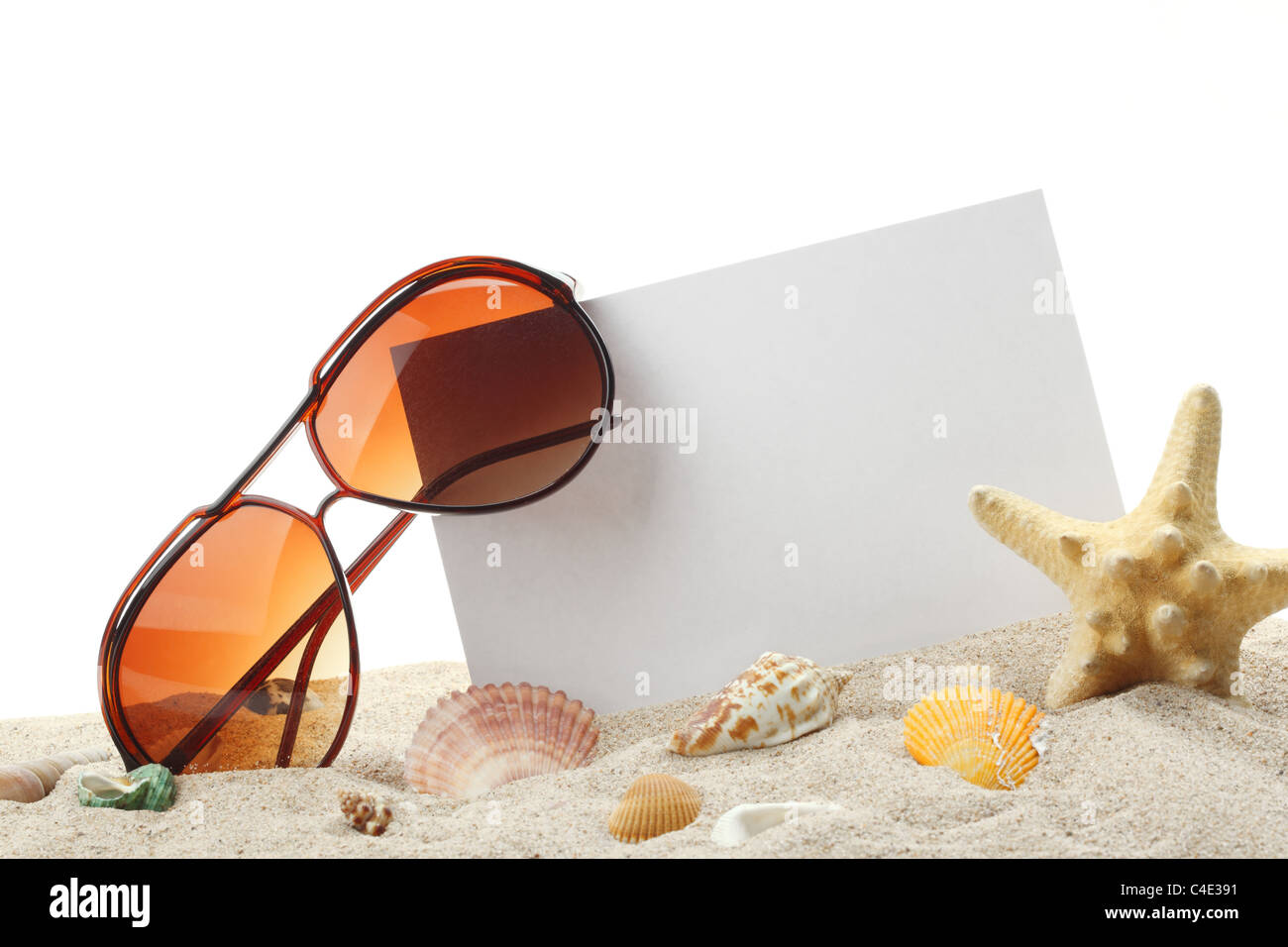 Vacances d'été de la plage carte mémoire avec des coquilles et des lunettes de soleil sur le sable Banque D'Images