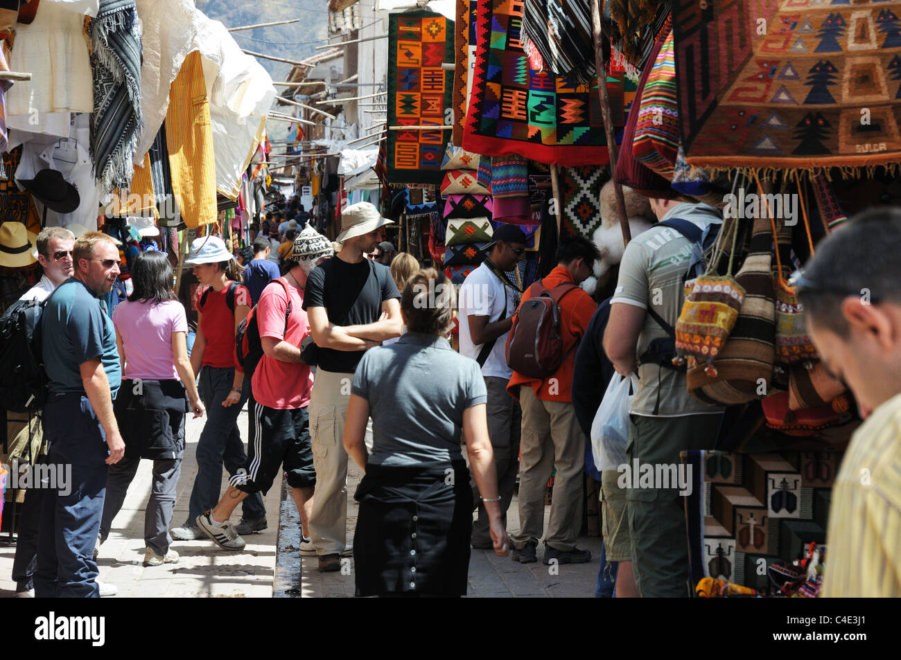 Les gens de shopping dans le marché très fréquenté à Pisaq, Pérou Banque D'Images