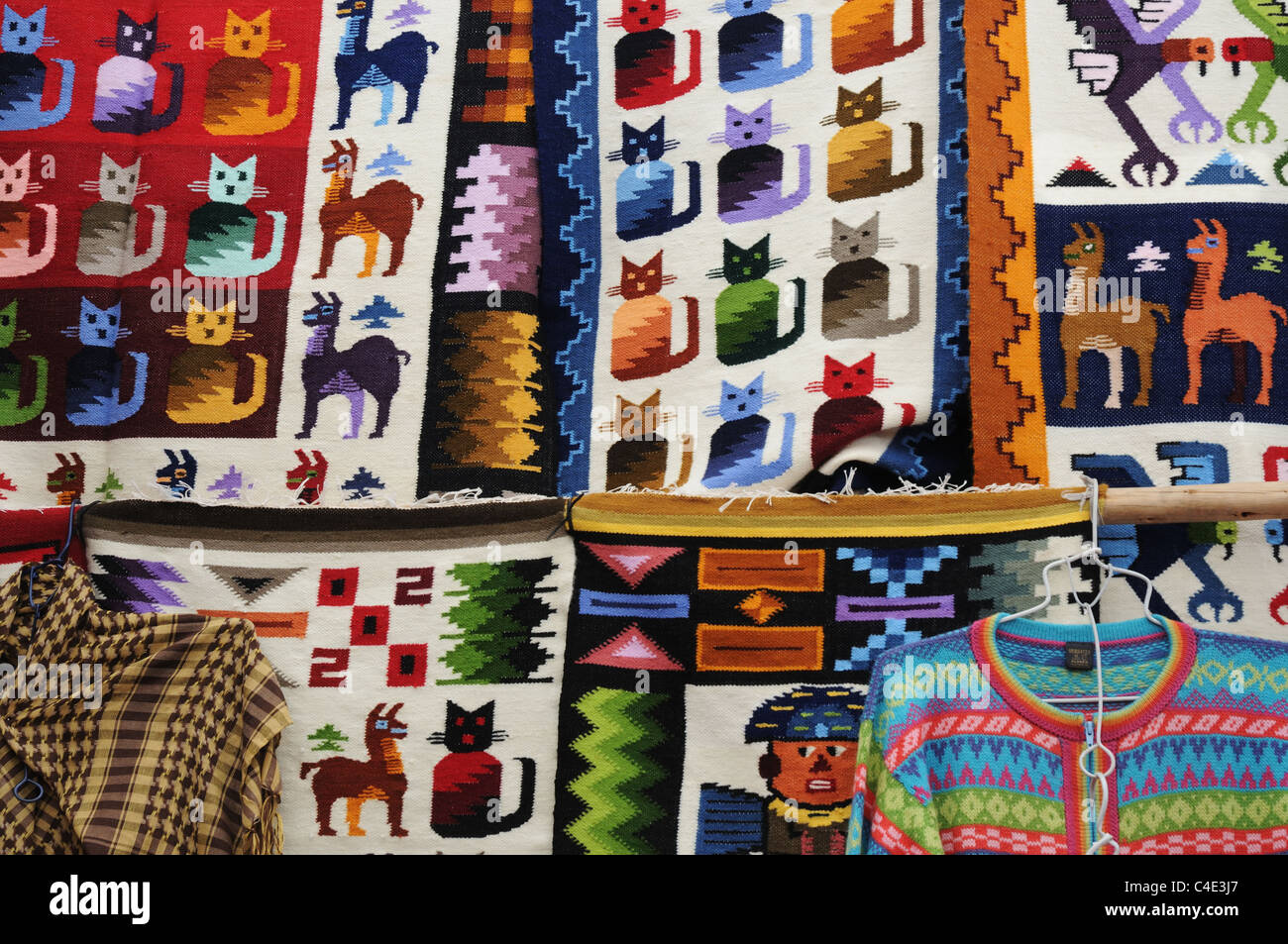 Tapisseries colorées en vente sur le marché à Pisac au Pérou Banque D'Images