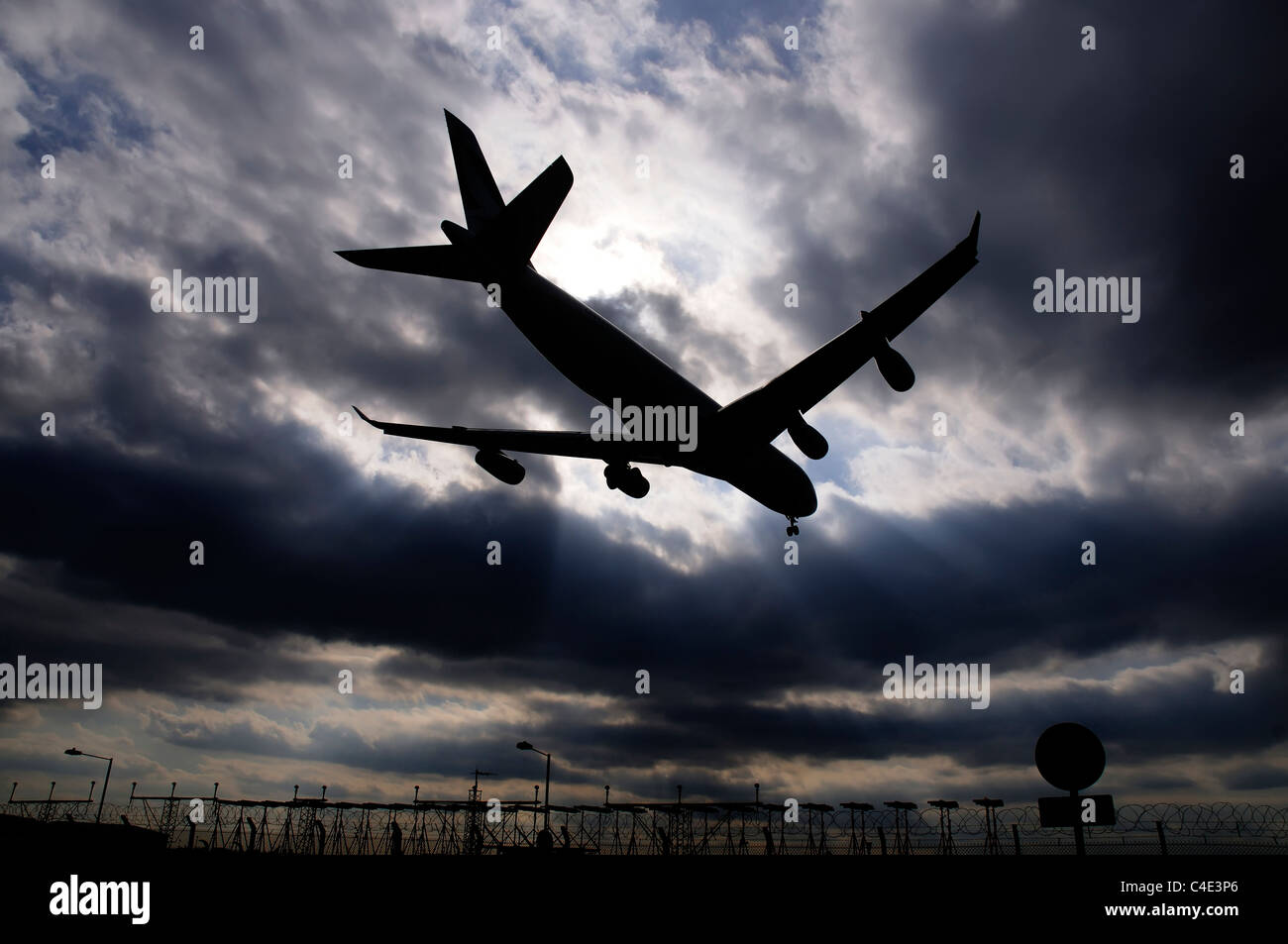 L'atterrissage d'un avion dans le coucher du soleil à l'aéroport Heathrow de Londres Banque D'Images