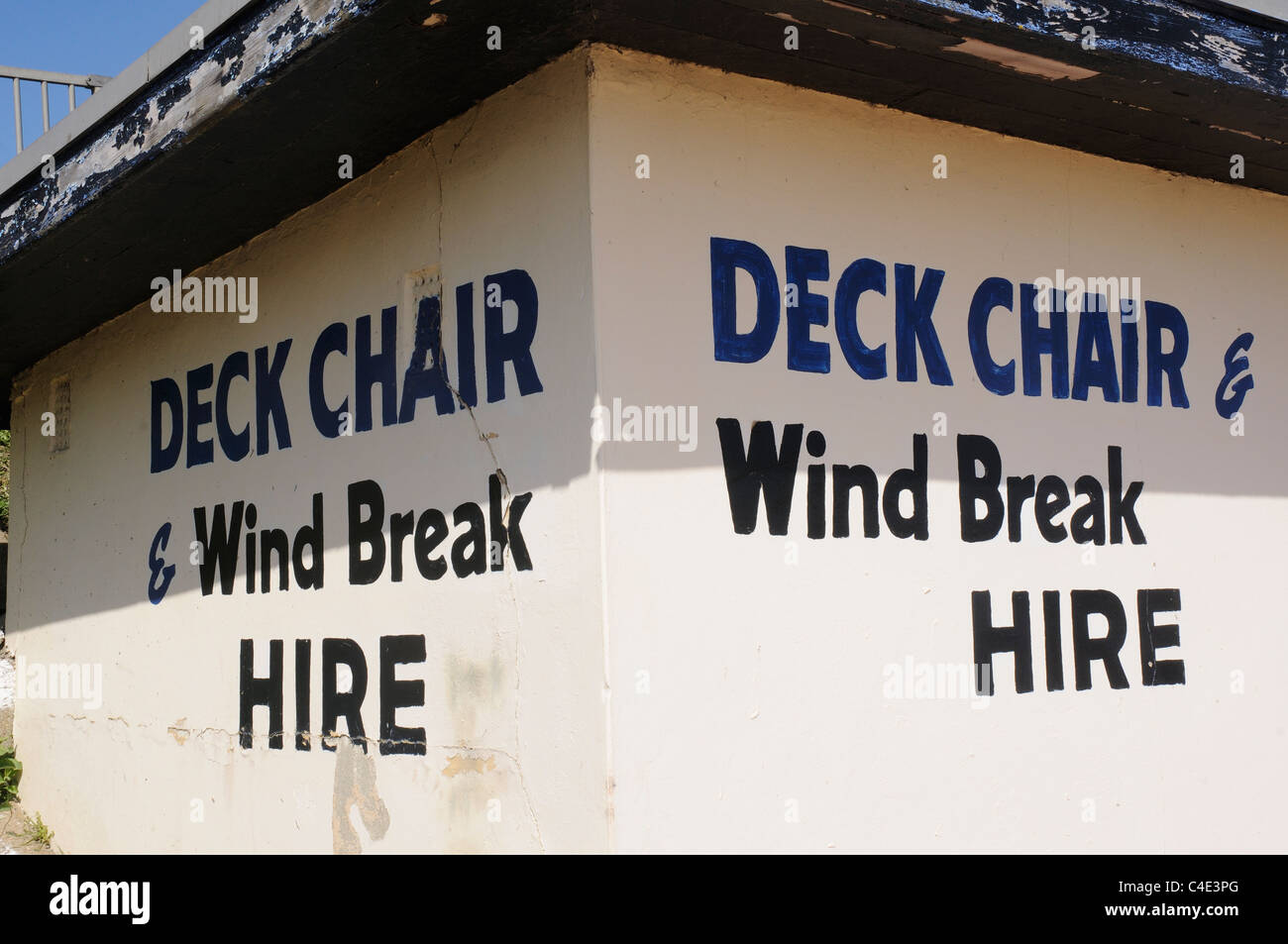 La publicité d'un kiosque et brise-vent chaise de voitures à Clacton en Essex Banque D'Images