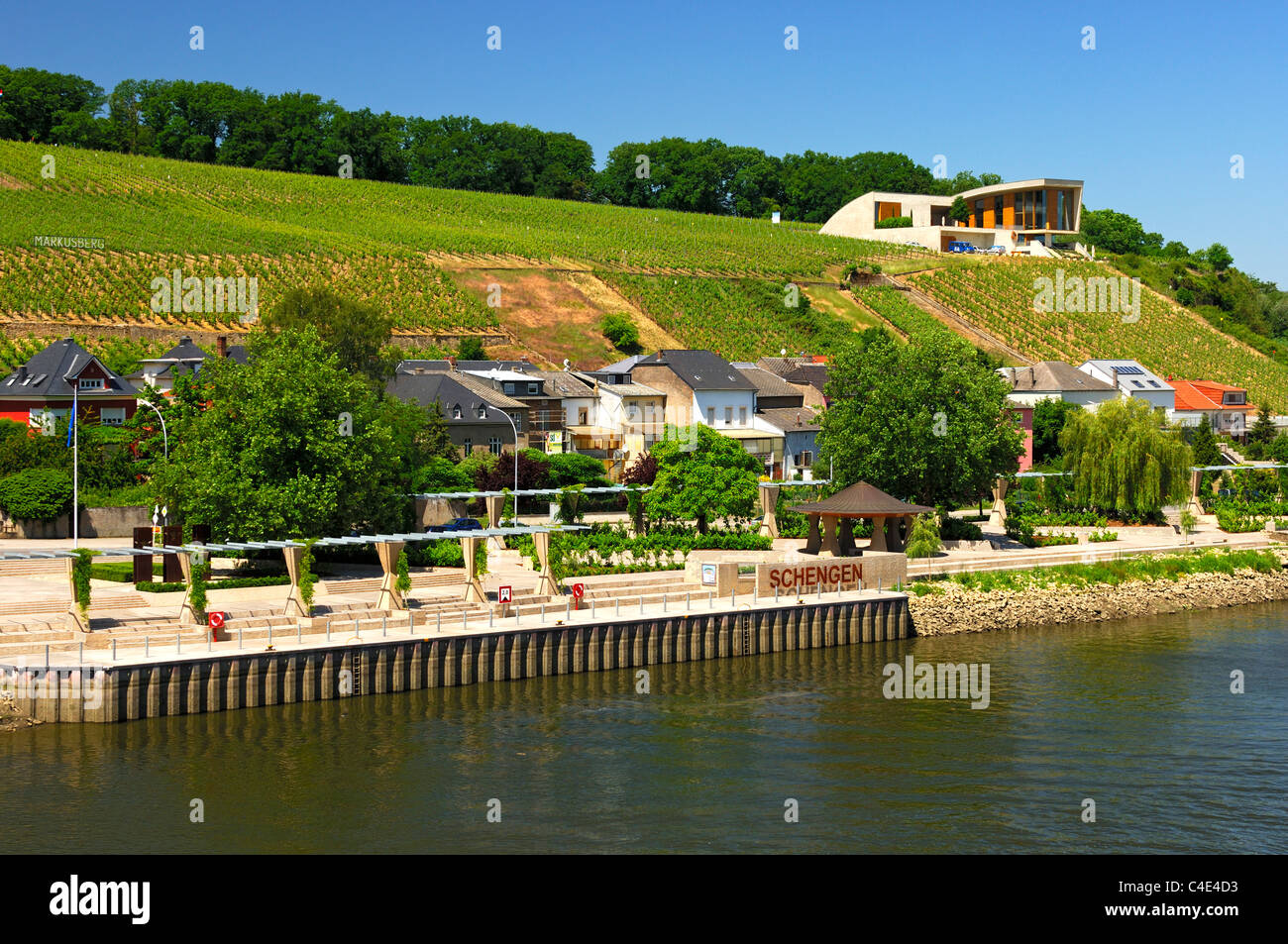 L'étape d'atterrissage et les vignobles le long de la Moselle à Schengen, Luxembourg Banque D'Images