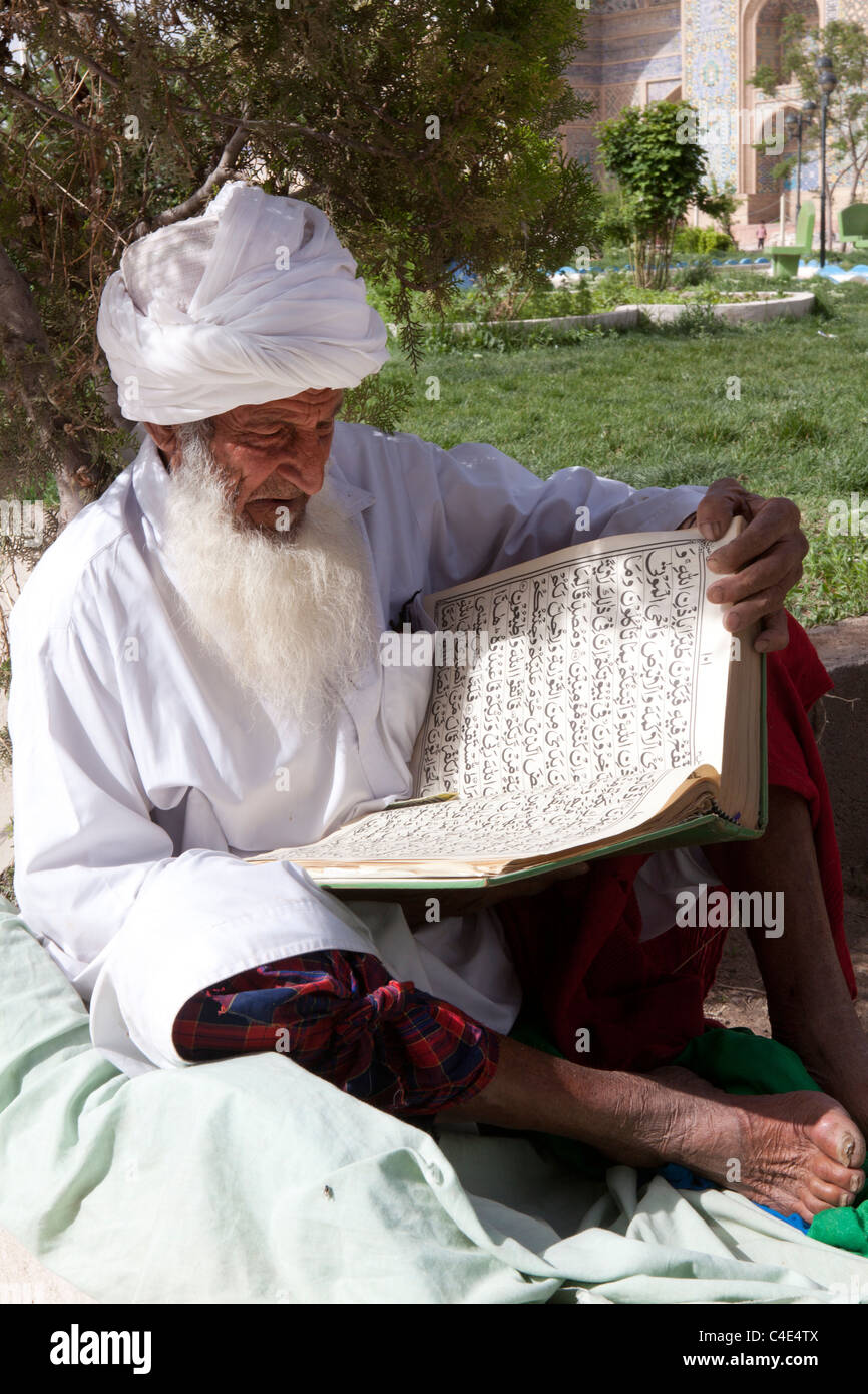 Les hommes le mollah bâtiment monument historique livre l'imam Banque D'Images