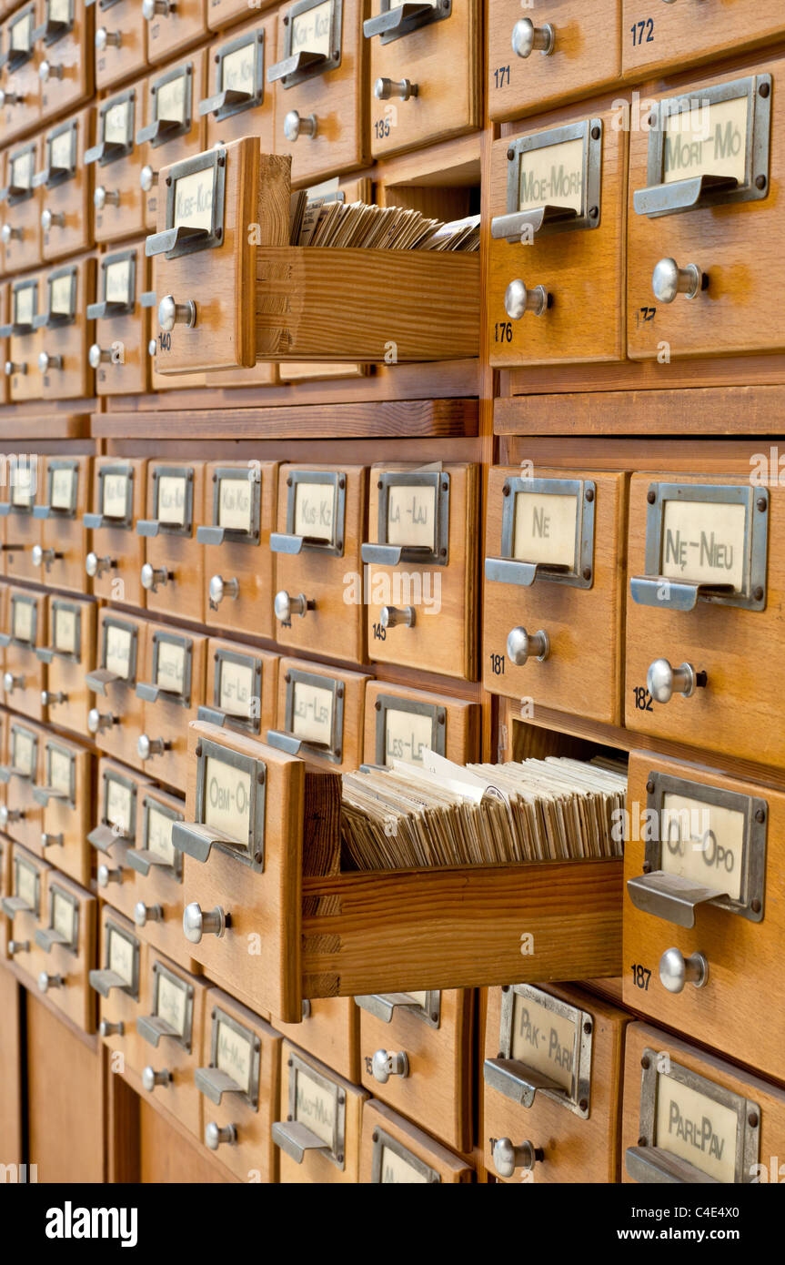 Un vieux catalogue sur fiches dans une bibliothèque avec deux tiroirs  ouverts Photo Stock - Alamy
