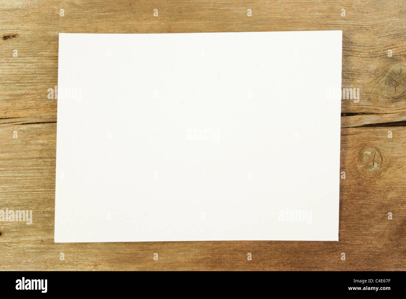 Morceau de papier blanc sur le vieux bois with copy space Banque D'Images