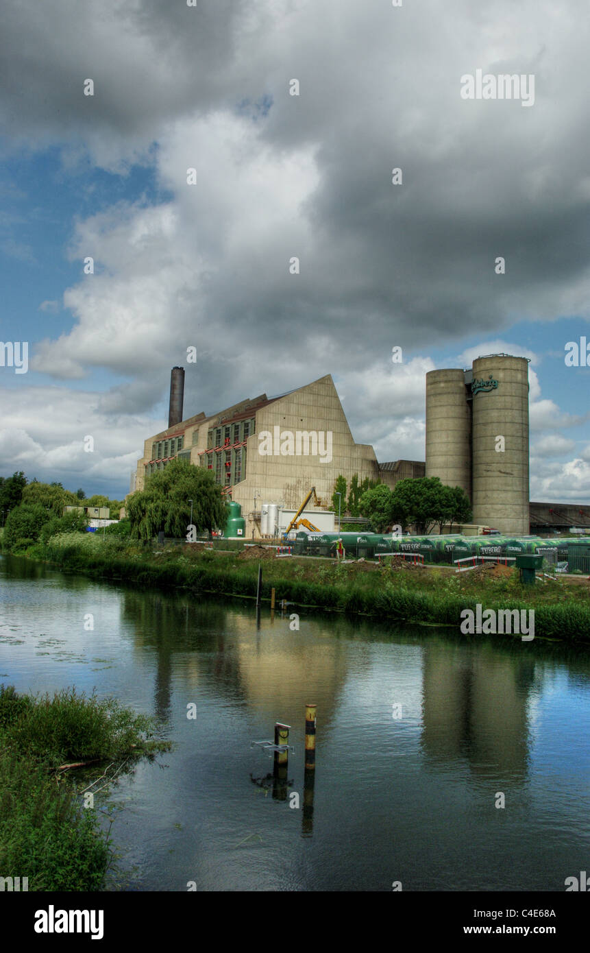 Brasserie Carlsberg surplombant la rivière Nene, Northampton, Royaume-Uni Banque D'Images