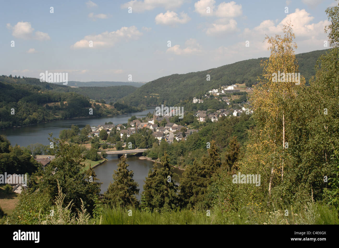 Aussicht auf Einruhr suis Rursee. Banque D'Images