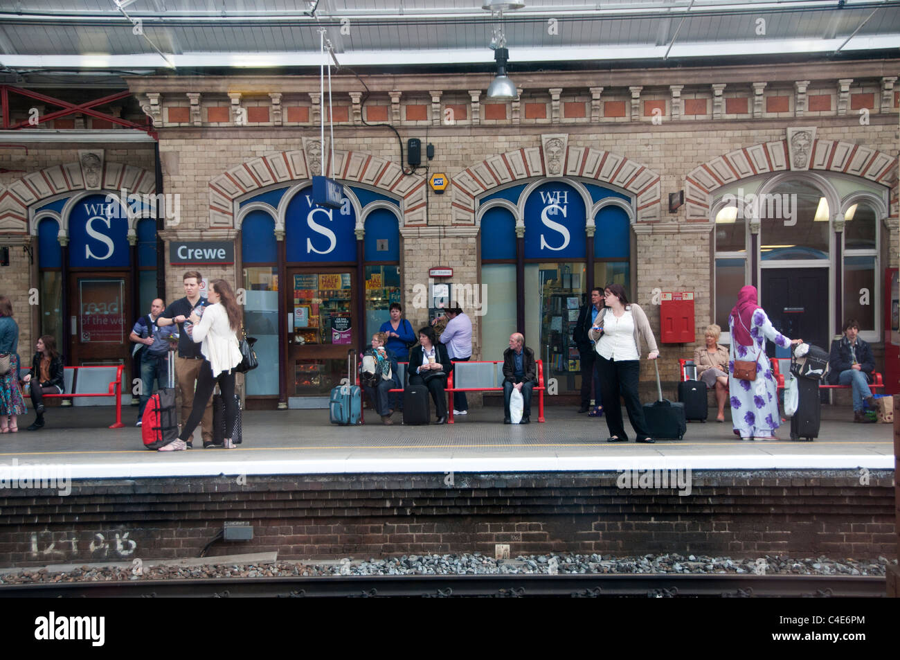 Les passagers d'attendre un train à la gare de Crewe Banque D'Images