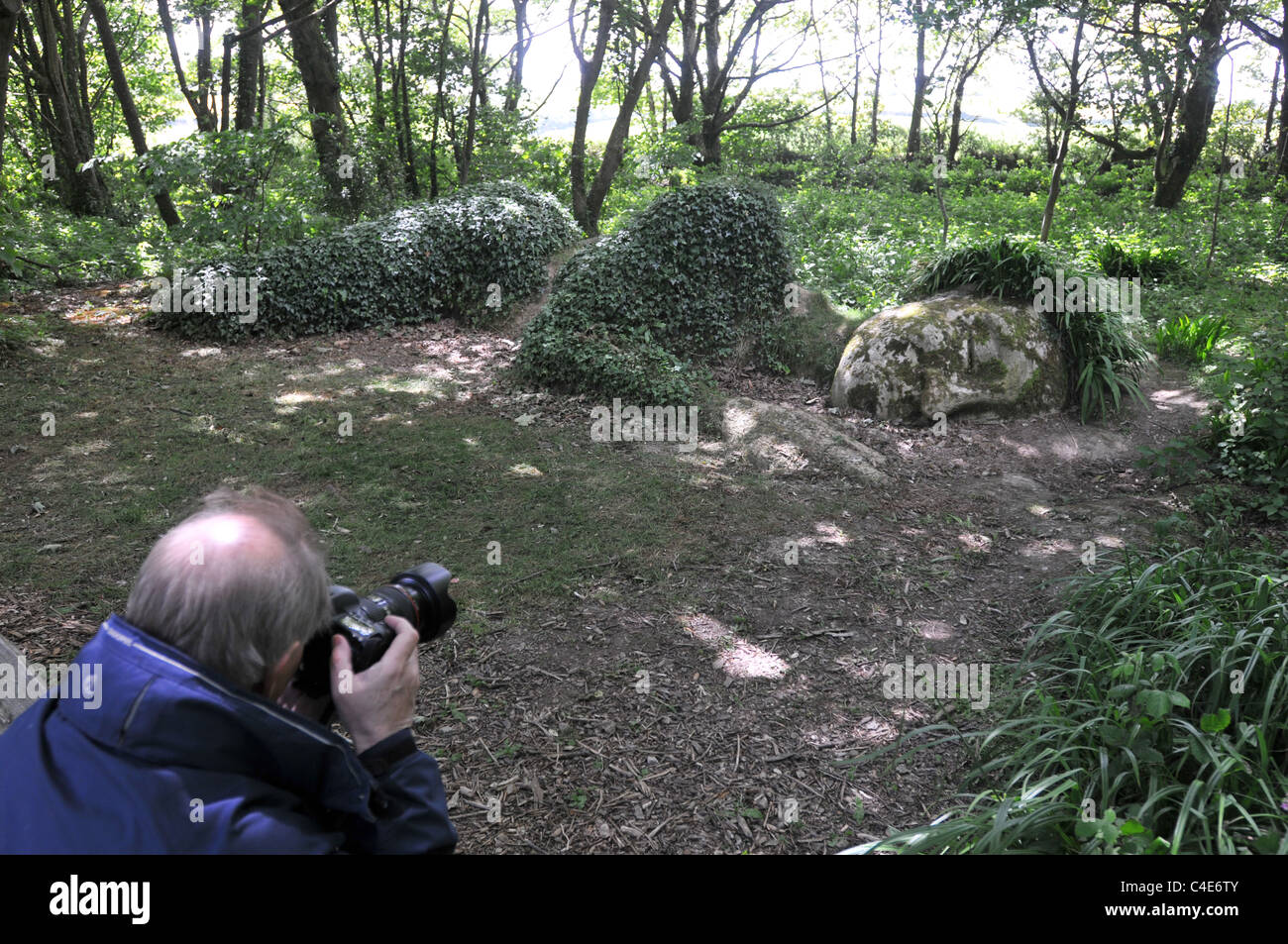 Un touriste photographie la femme de boue dans les jardins perdus de Heligan Banque D'Images