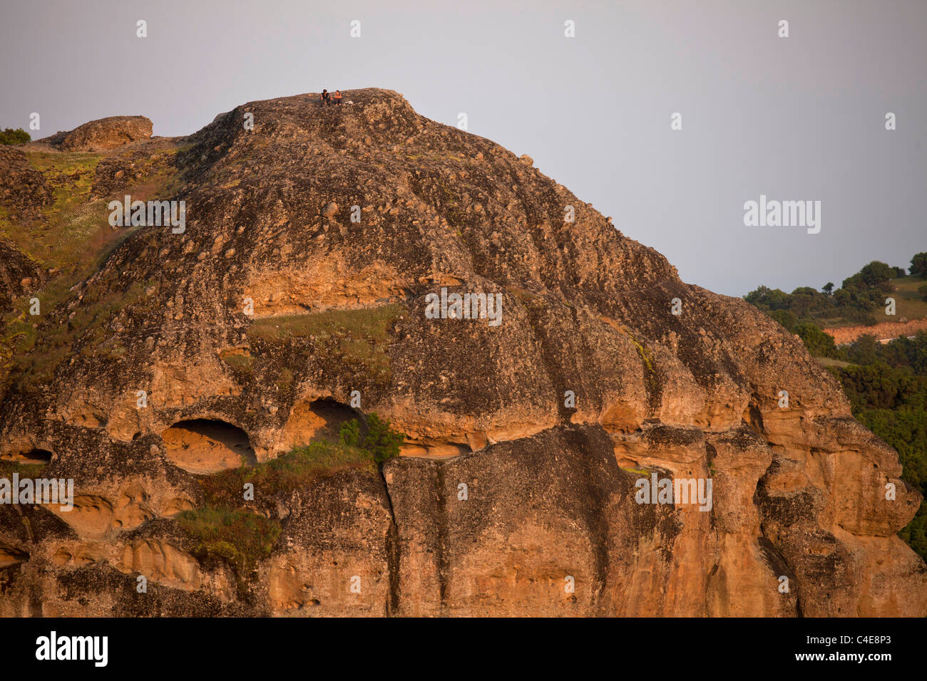 Les touristes à regarder le paysage spectaculaire autour de la monastères des Météores dans la plaine de Thessalie, Grèce Banque D'Images
