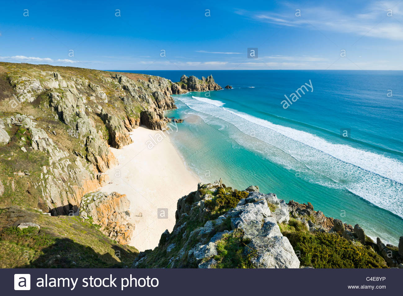 Logan Rock et Pednvider Beach, à Porthcurno, près de Lands End, Cornwall. Banque D'Images