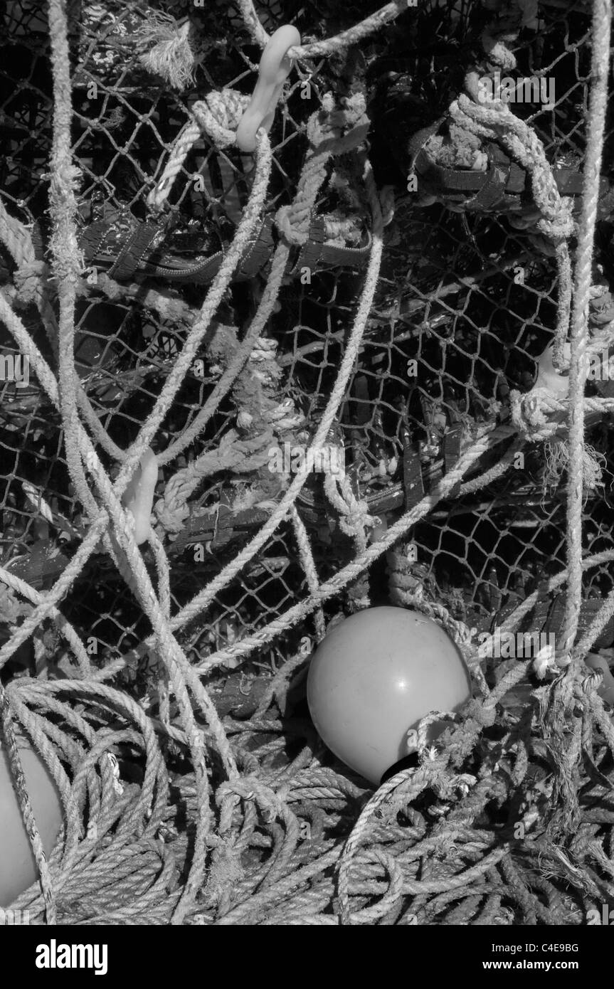 Des casiers à homard et corde en noir et blanc Banque D'Images