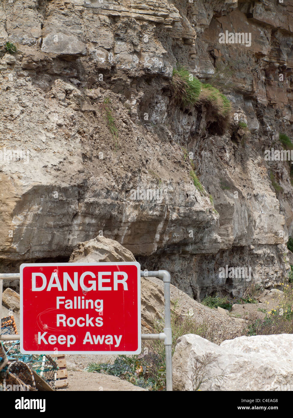 Inscrivez-vous à la base de la falaise d'avertissement Danger chute de pierres - Conserver à l'Écart Banque D'Images