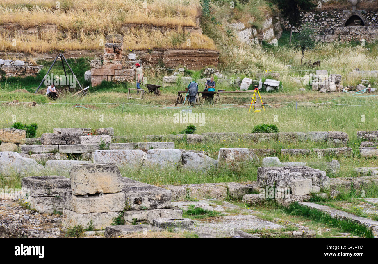 Les archéologues au travail à Athènes Kerameikos site archéologique, Grèce Banque D'Images