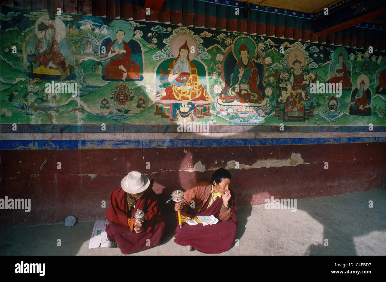 Lama et acolyte, Samye, premier monastère bouddhiste à être fondée au Tibet. Banque D'Images