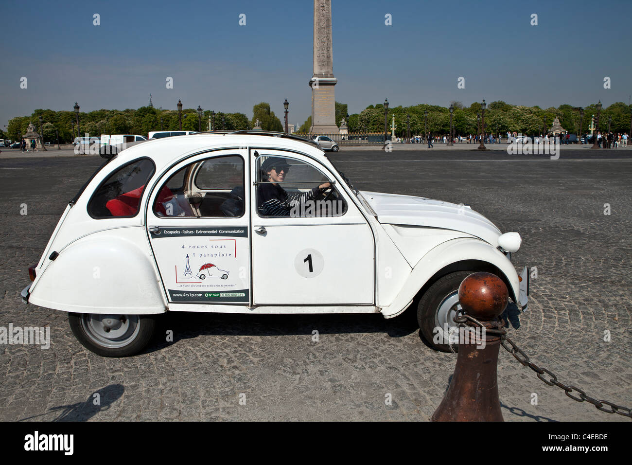 Citroën 2CV tour voiture garée sur la Place de la concorde avec l'Obélisque de Louxor derrière. Banque D'Images