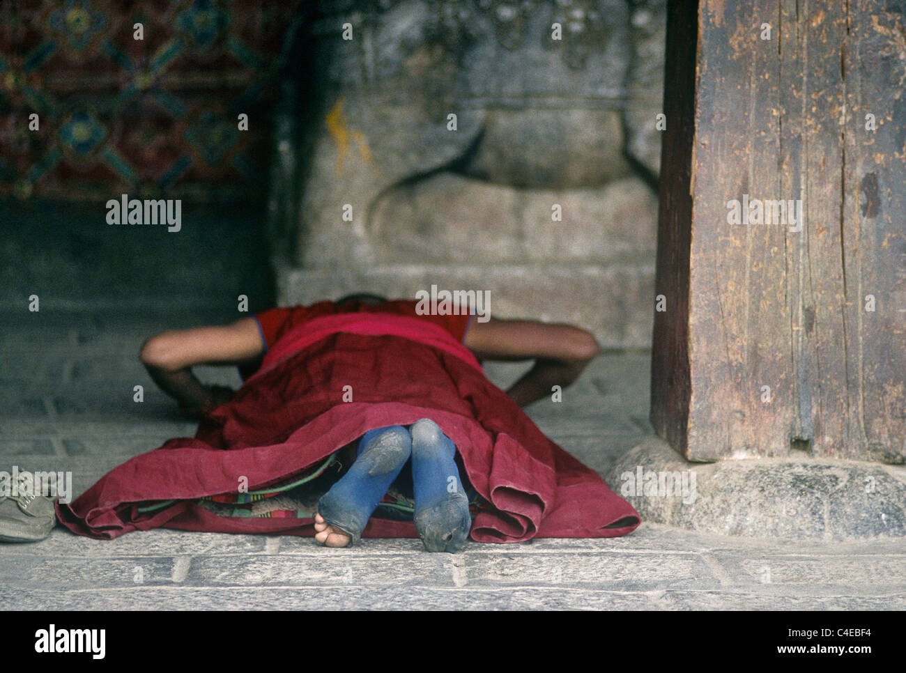Moine tibétain se prosternait à l'entrée de l'Utse, monastère de Samye. Tibet Chine Banque D'Images