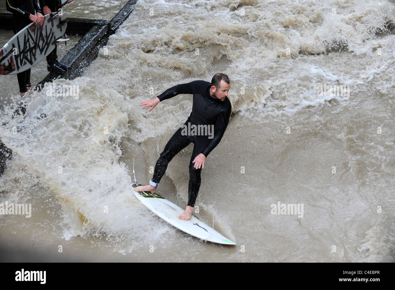Surfez sur le ruisseau Eisbach du jardin anglais Munich Bavière Allemagne Munchen Deutschland. Eisbachwelle Banque D'Images