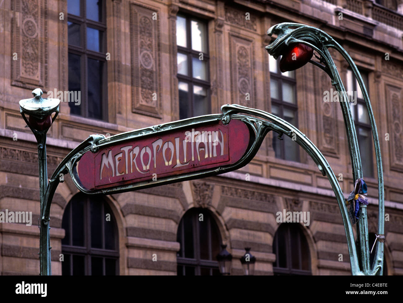 La France. Paris. En fer forgé Art Nouveau signe Métro conçu par Hector Guimard. Banque D'Images