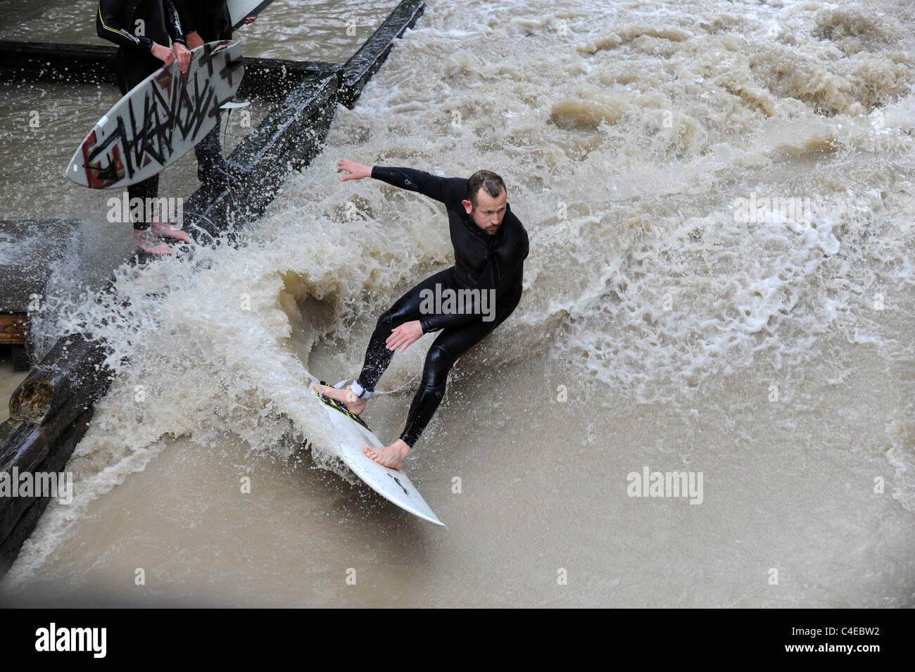 Surfez sur le ruisseau Eisbach du jardin anglais Munich Bavière Allemagne Munchen Deutschland. Eisbachwelle Banque D'Images