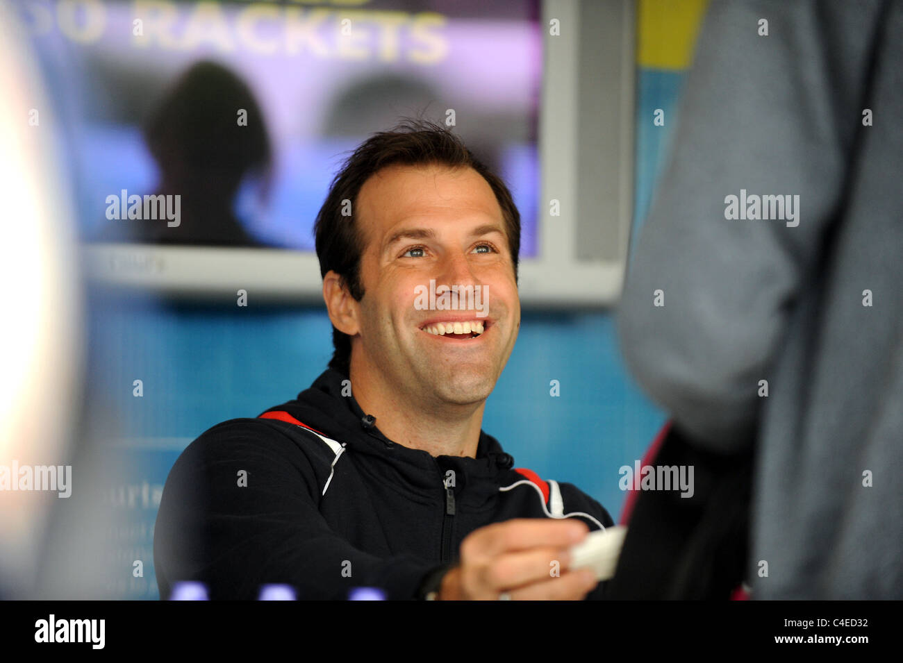 Ancien joueur Britsih Greg Rusedski signer des autographes dans le tournoi de tennis International Aegon à Eastbourne Banque D'Images