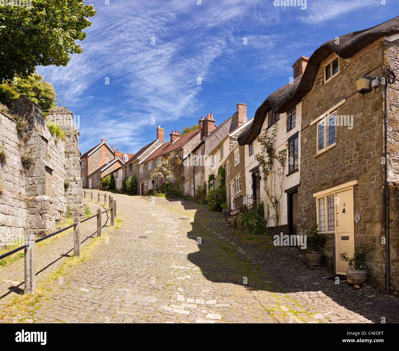 Rue pavée typique anglais traditionnel sur Gold Hill, Shaftesbury, Dorset, England, UK vu de dessous de street Banque D'Images
