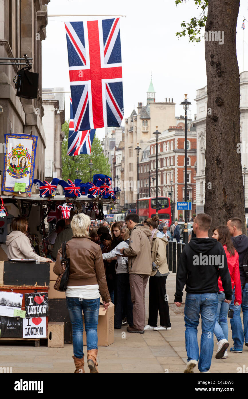 Les touristes se retrouvent autour d'un don en décrochage Whitehall, Londres. Banque D'Images