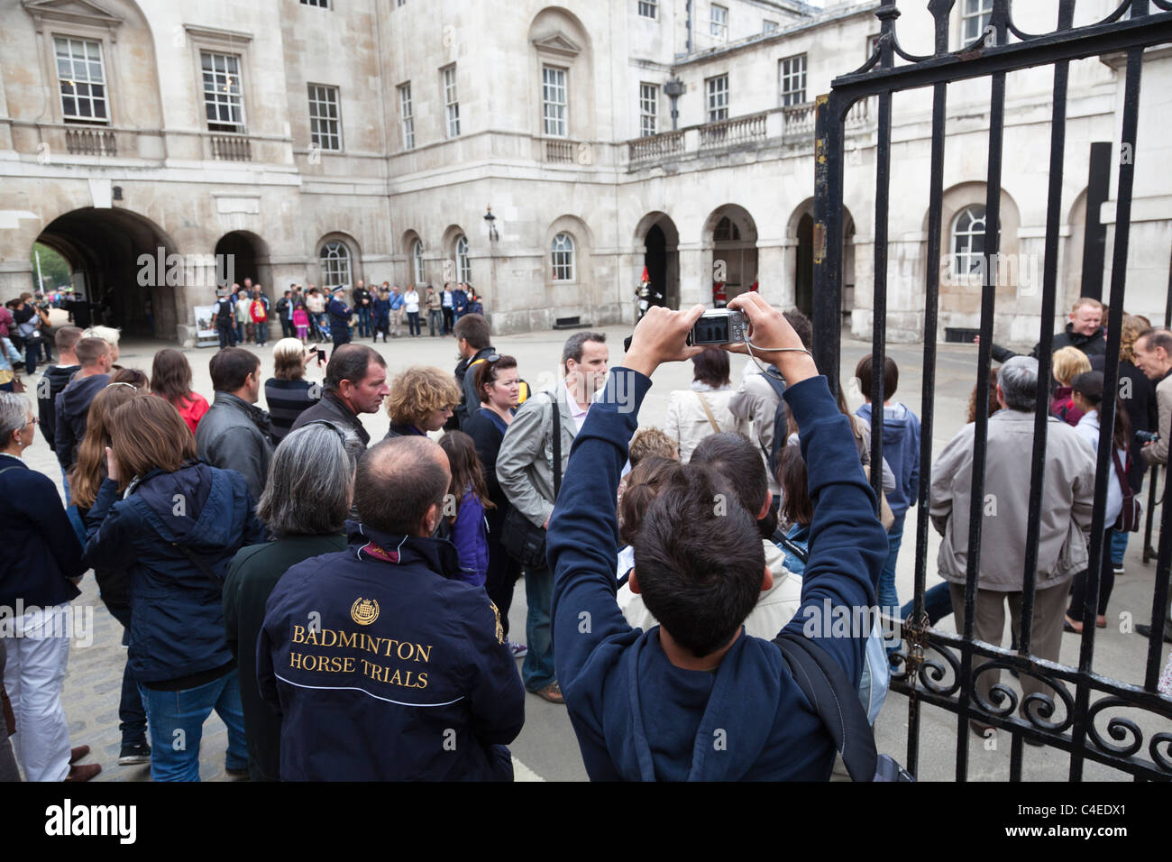 Les touristes s'assemblent pour assister à la relève de la garde dans la Horse Guard Parade, Londres. Banque D'Images