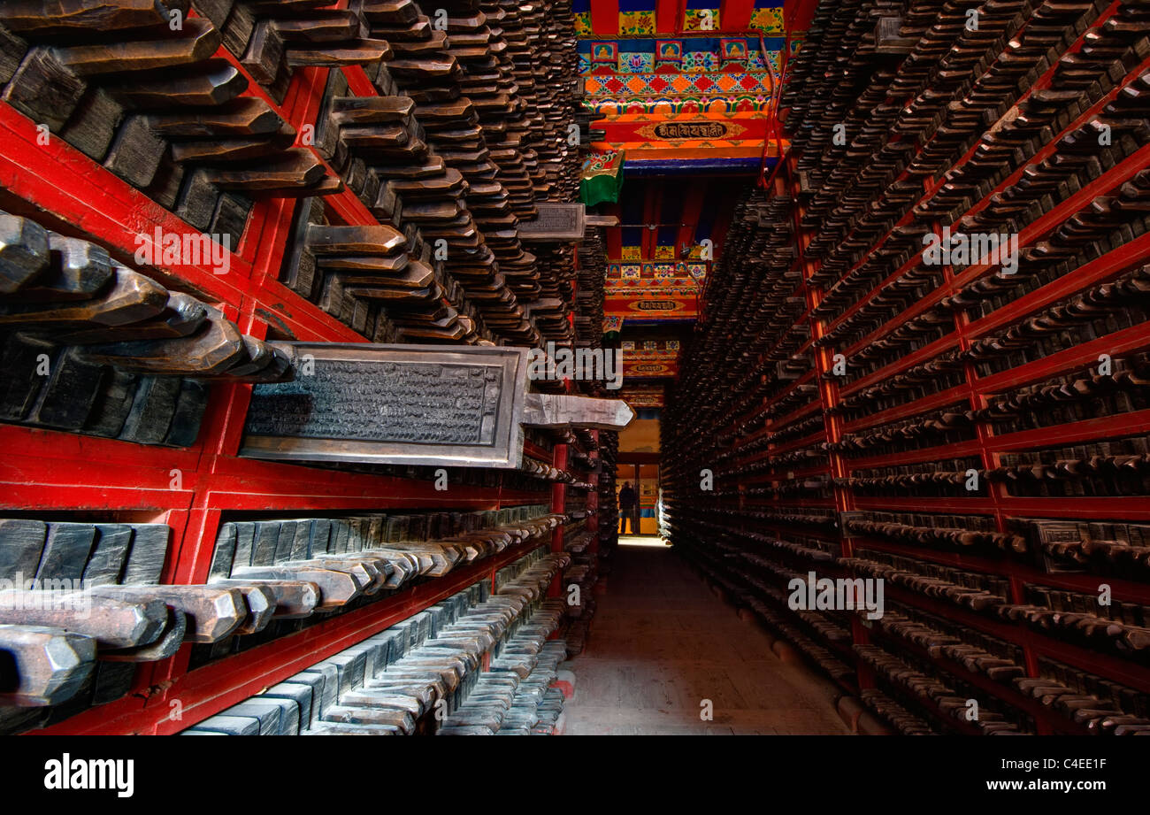 La bibliothèque de blocs d'impression en bois sculpté avec la collecte des sutras à Dege Écriture Printing House, Sichuan, Chine Banque D'Images