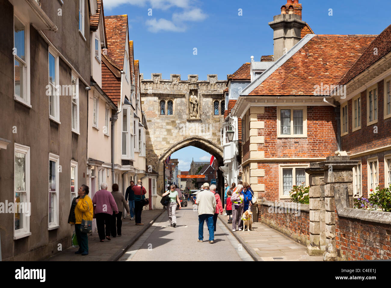 La cathédrale de Salisbury, Wiltshire - Fermer la porte et de la rue High Street, Salisbury, Wiltshire, Angleterre, Royaume-Uni Banque D'Images