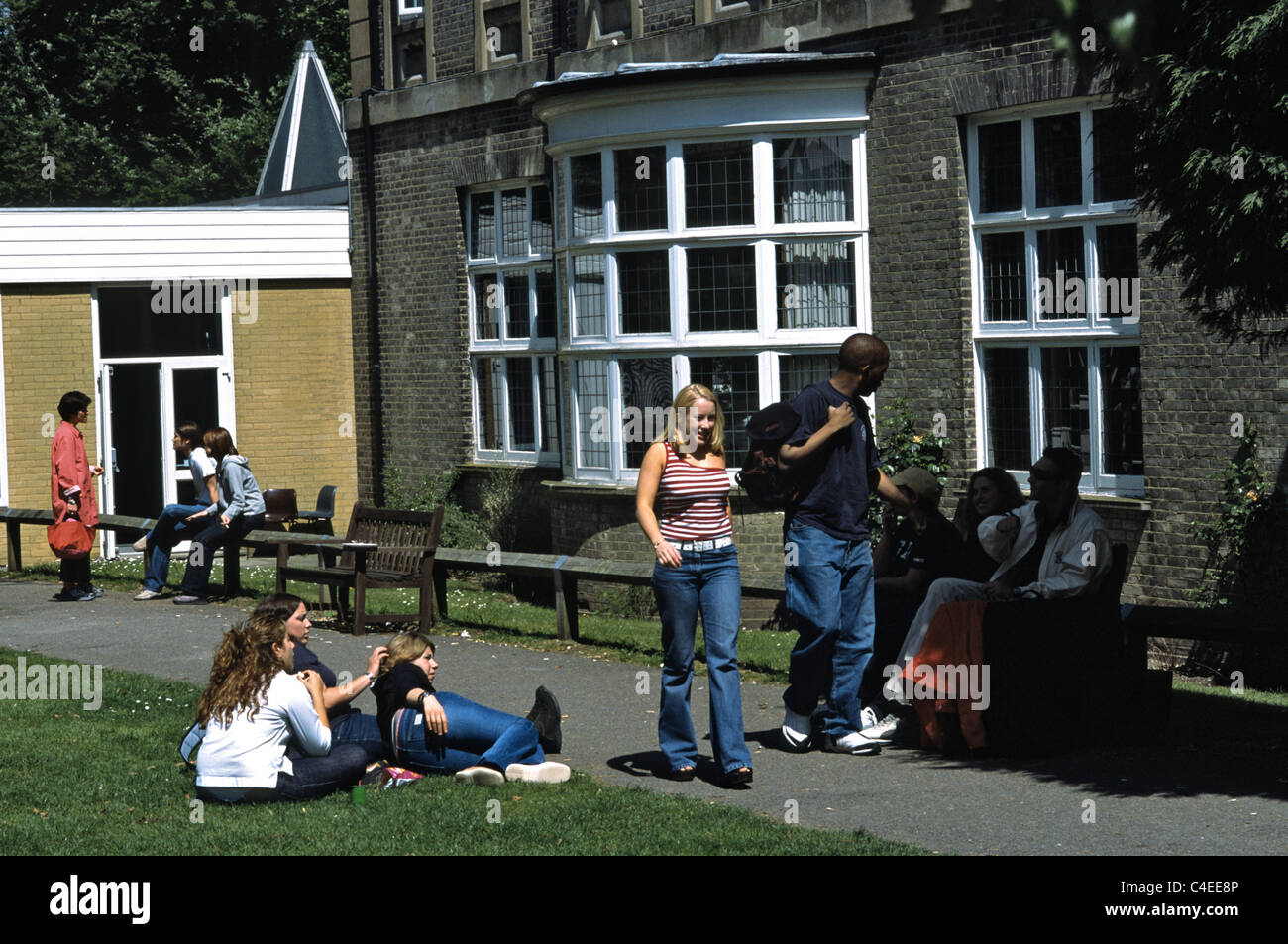 Les élèves à l'extérieur sur le terrain de l'université au Royaume-Uni Banque D'Images