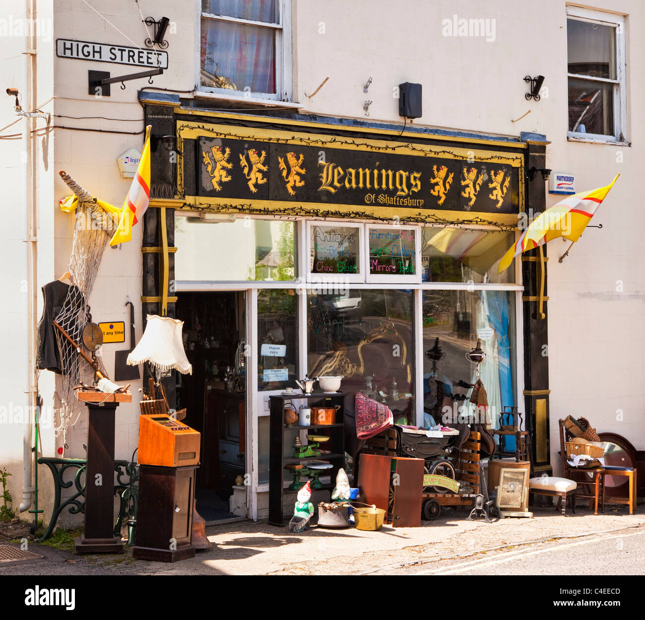 La traditionnelle antique store exterior England UK Banque D'Images