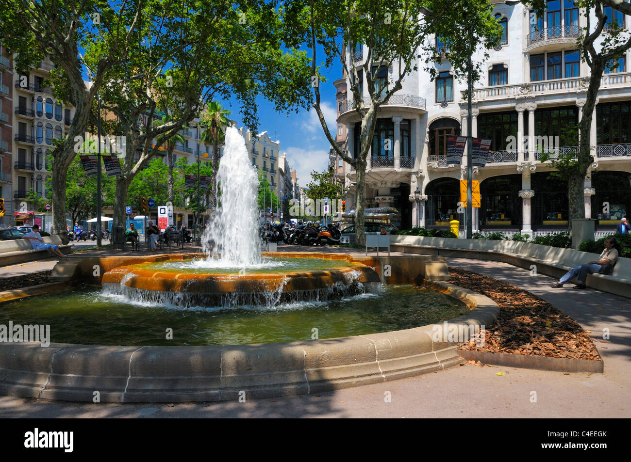 La fontaine en face de l'hôtel cas Fuster sur le Passeig de Gràcia, Barcelone, Espagne. Banque D'Images