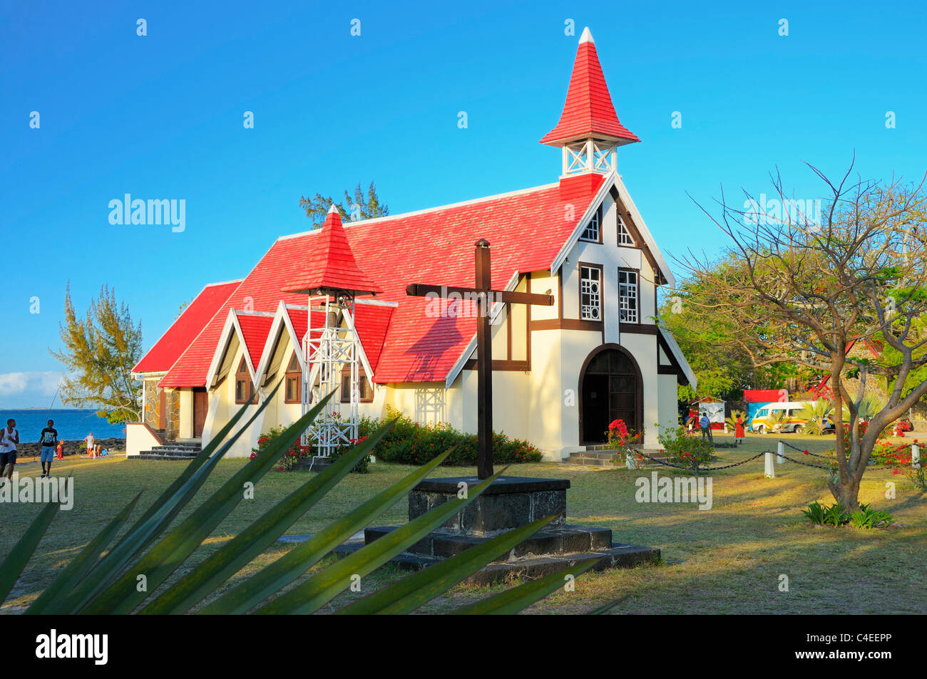 L'emblème de Cap Malheureux est la célèbre église avec un toit rouge. Cap Malheureux, Rivière du Rempart, Ile Maurice. Banque D'Images