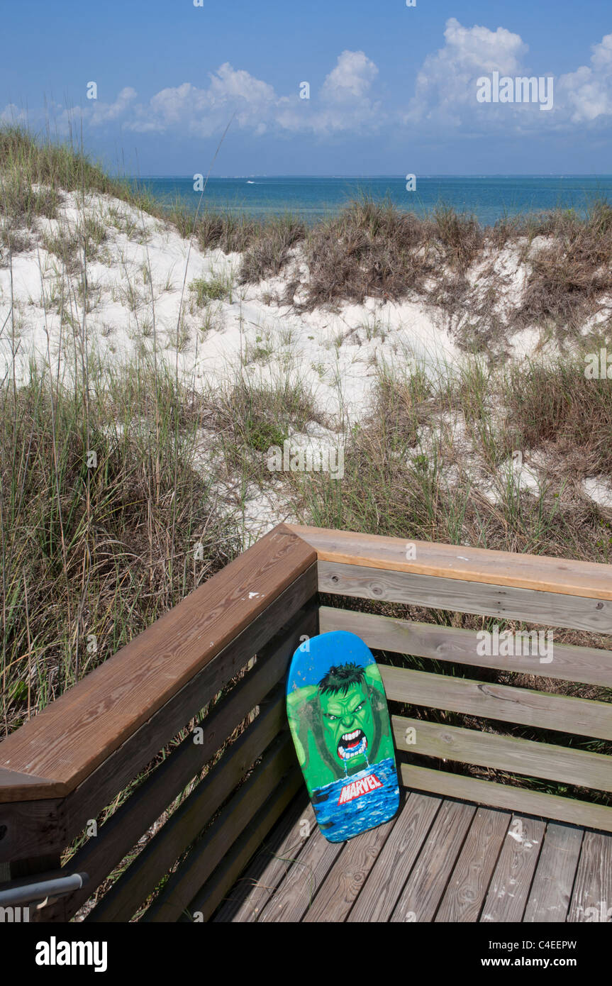 Les plages le long du golfe de Floride Panhandle au Peninsula State Park. Children's boogie board gauche jouet sur dune marche plus. Banque D'Images