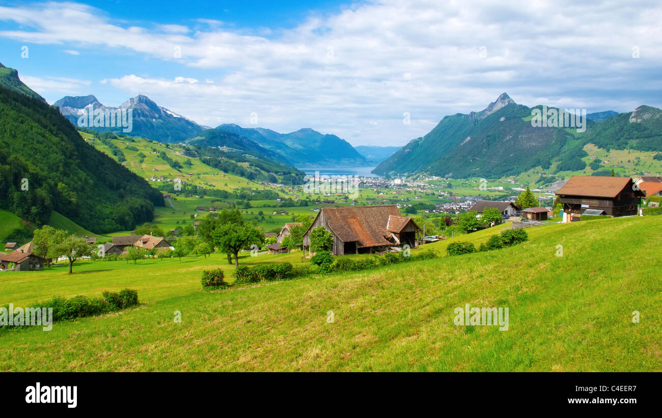 Vue de l'Ibergeregg dans la société vers le lac Lucerne (Vierwaldstättersee) et de la ville de Brunnen, Schwyz, Suisse. Banque D'Images