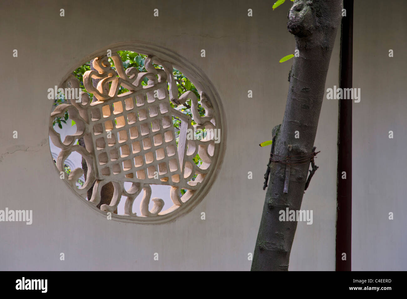 Fenêtre perforé en forme de noeuds le long d'un corridor dans la grande vague Pavilion. Sozhou, Chine Banque D'Images