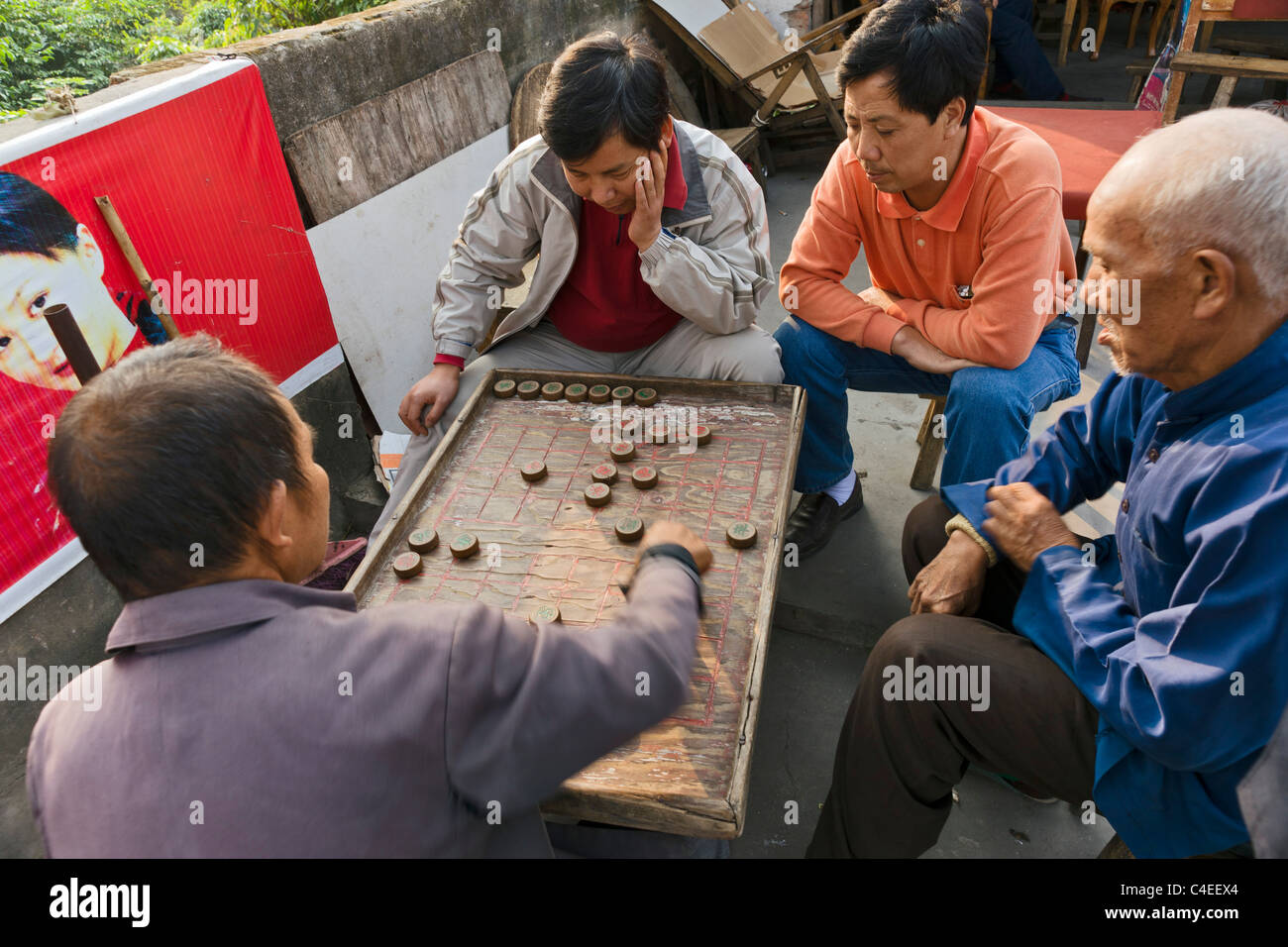 Les hommes jouant aux échecs chinois, près de Yangshuo, au sud de Guilin sur la rivière Li (Li Jiang) Banque D'Images
