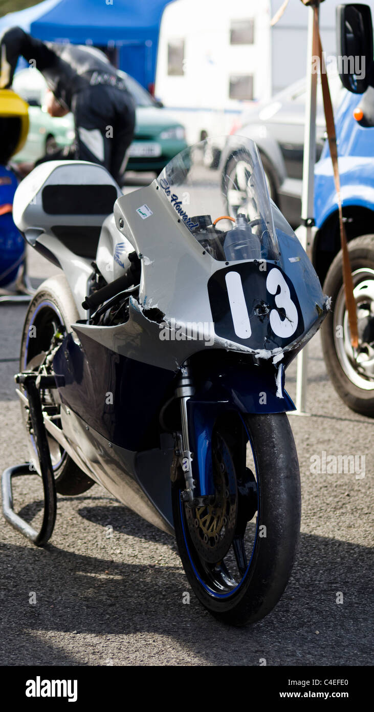 Numéro 13 Steven Howard moto après une sèche chez Cascades à Oulton Park pendant la réunion 100 Wirral. Banque D'Images