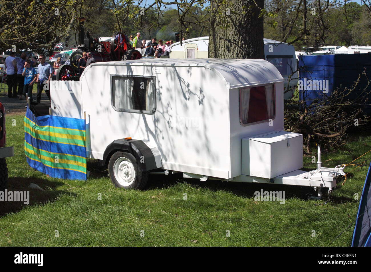 Petite caravane fait maison à un rassemblement à Antrim, en Irlande du Nord Banque D'Images
