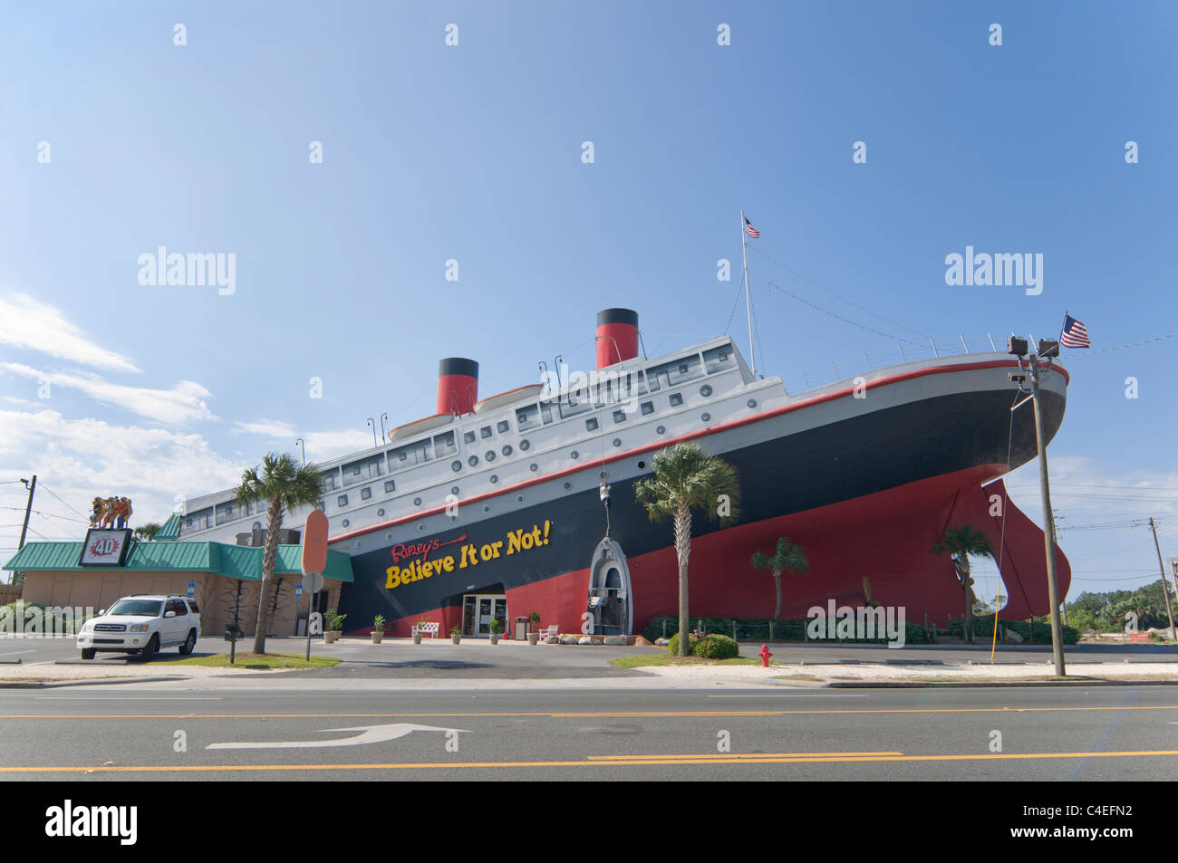 La Floride Panama City Beach Ripley's Believe It Or Not Museum et de l'attraction en forme de naufrage du navire. Banque D'Images