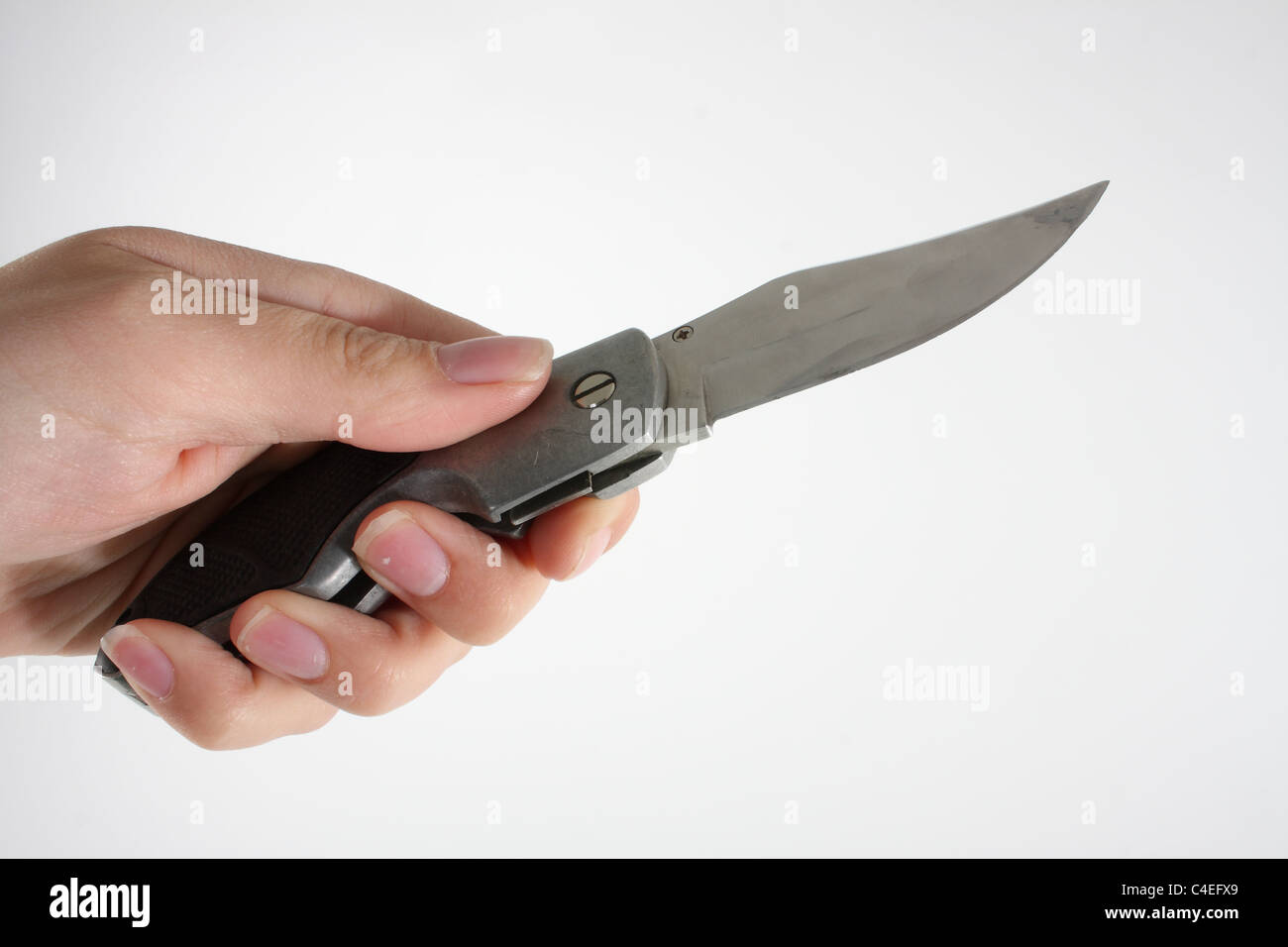 La tenue d'un contre-couteau et la démonstration de son utilisation comme une arme mortelle. Un couteau a une lame tranchante habituellement faits d'acier inoxydable. Banque D'Images