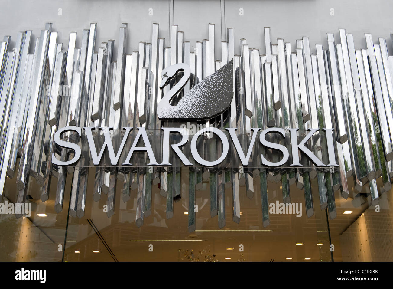 La devanture de la high street détaillant Swarovski sur Brompton Road, Knightsbridge, Londres. (Usage éditorial uniquement). Banque D'Images