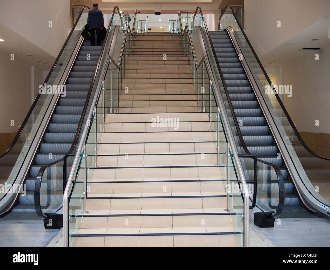 Escaliers et escaliers mécaniques Banque D'Images